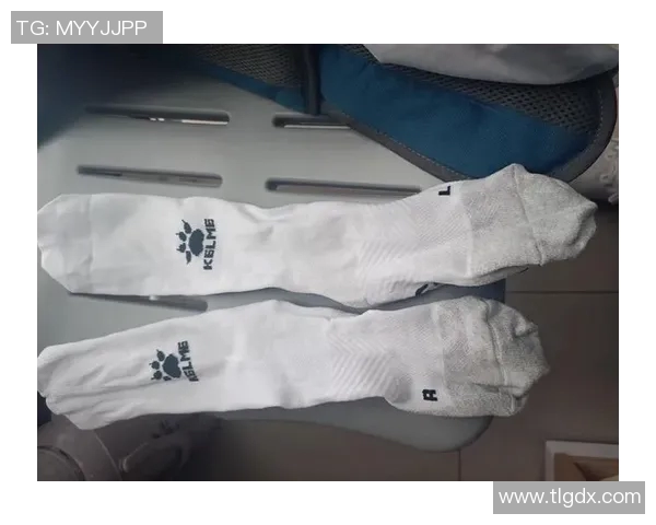 足球明星穿着的足球袜时尚风格与设计解析图集